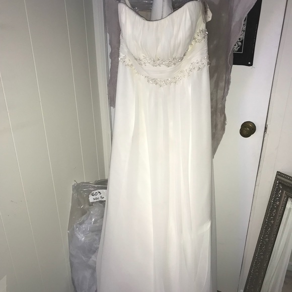 Wedding Dress with Beaded lace detail style V9743 - Picture 2 of 6